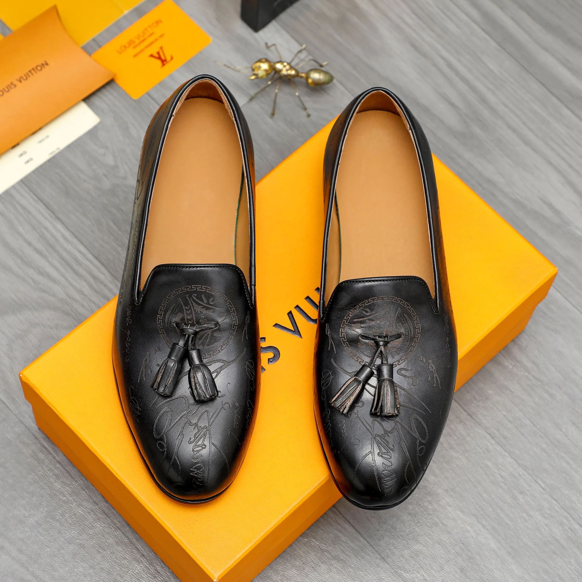 Men's shoes 💰520 Product trademark: LV "Louis Vuitton" business slip-on leather shoes Regular size: 37-46 Product materials: Selected carved cowhide upper, pigskin lining, rubber outsole
